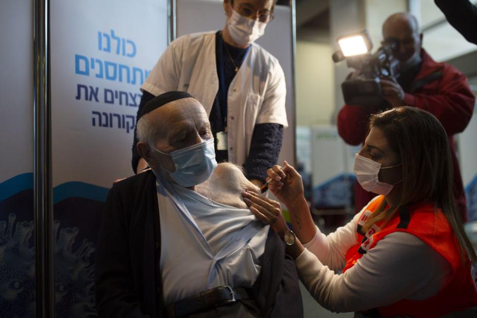 Joseph Zalman Kleinman, de 92 años y superviviente del Holocausto, recibe la segunda dosis de la vacuna de Pfizer contra el coronavirus en un centro de Jerusalén, en Israel. (Foto: Maya Alleruzzo / AP).
