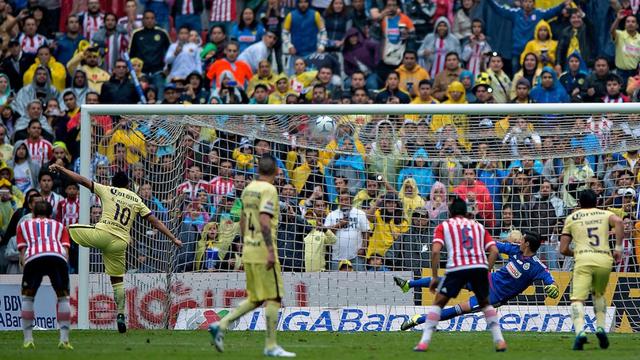 Fotos 3 | El Guadalajara iba a disputar ante el América, el "Clásico Nacional", pero Televisa, la empresa dueña del América decidió posponer el partido para "no distraer la atención de los miles de elementos de seguridad y protección civil&