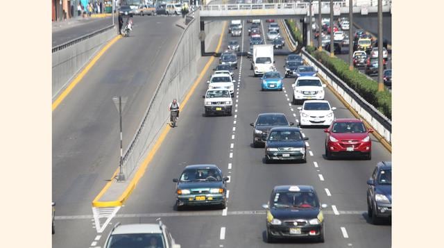 Un 14.5% de limeños se moviliza en su auto particular. La mayoría son hombres (17.6% del total), y comprenden el 23.8% de los NSE alto y medio.