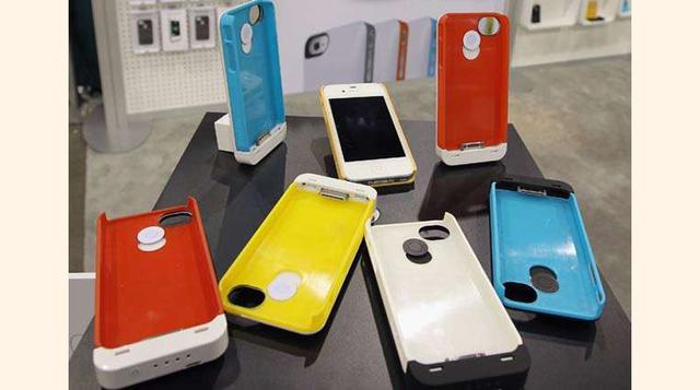 Carcasa para alargar la reserva de la batería del iPhone.  La Mophie Juice Pack Helium ($79,95) es una carcasa (o funda) para el iPhone 5, que extiende la reserva de su batería hasta en un 80 %. Es muy delgada y útil para que al final del día no se quede 