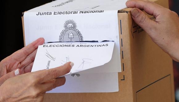 Una mujer emite su voto durante las elecciones parlamentarias de mitad de mandato en un colegio electoral de Buenos Aires, el 14 de noviembre de 2021. (Foto referencial de ALEJANDRO PAGNI / AFP)