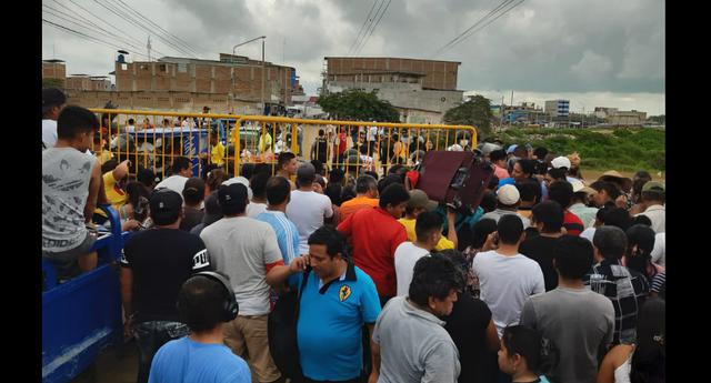 Tumbes: Compradores pasaban por grupos a zona comercial de Aguas Verdes para abastecerse de productos de primera necesidad (Foto: Luis Vignolo)