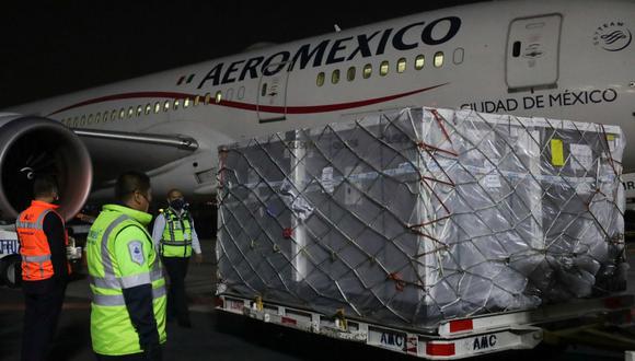 Imagen del primer lote de vacunas contra el coronavirus enviado por la plataforma COVAX a Ciudad de México, México, el 22 de abril de 2021. (REUTERS/Henny Romero).
