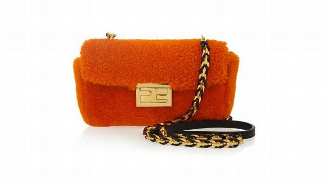 Un impactante e imponente Fendi Baguette valorizado en 1,090 euros en Net-a-Porter (Foto: Telegraph)