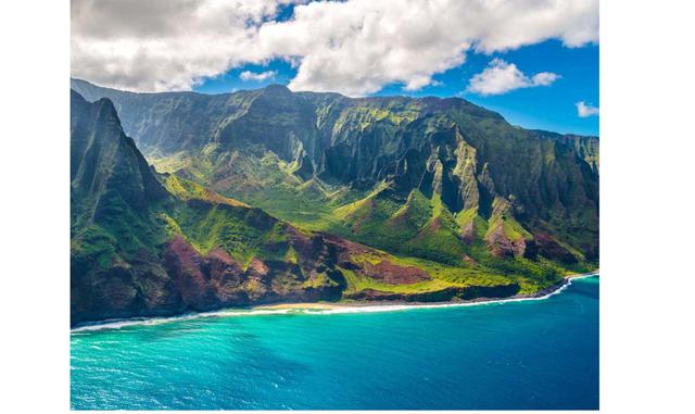 KAUAI, HAWÁI. Kauai es una isla hawaiana con playas de arena blanca, aguas turquesas y montañas misteriosas, ideal para aquellos viajeros que desean escapar del bullicio y el ajetreo de la ciudad. Un dato de color para los aficionados del cine: en esta is