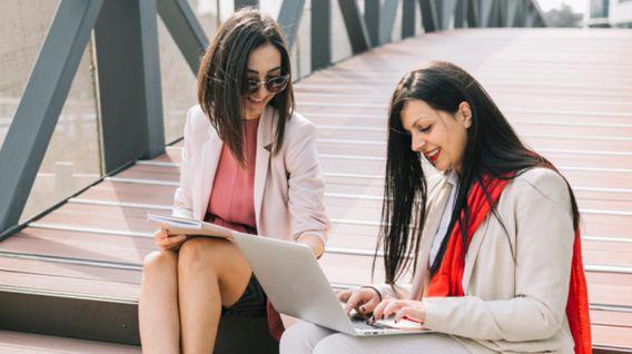 Un estudio demostró que las mujeres se apoyan para alcanzar el éxito. (Foto: Freepik)