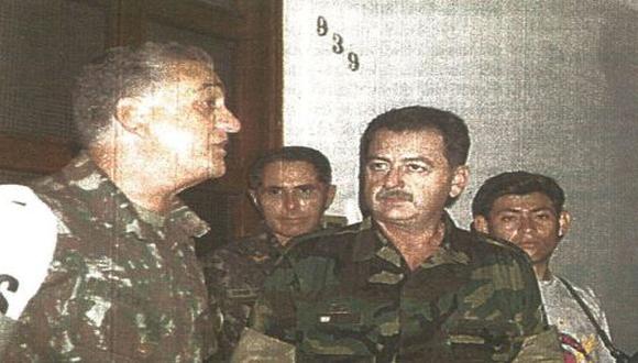 El general Cándido Vargas de Freire, jefe de la misión de observadores, se despide del teniente coronel Juan Manzioni, portavoz del grupo de militares que ayer llegaron a Bagua.
