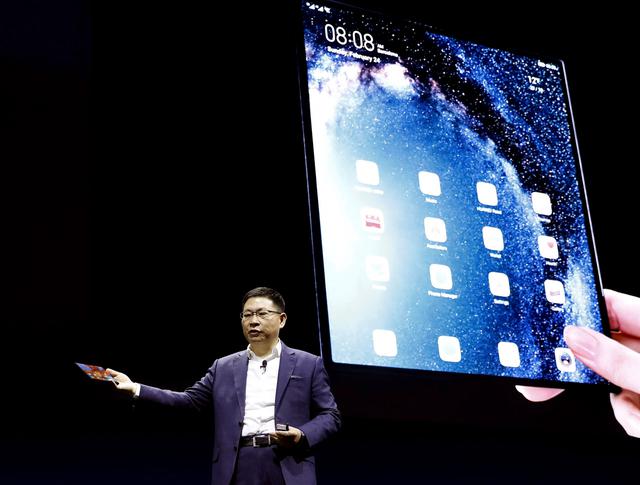 Huawei Mate X.&nbsp; El teléfono plegable llega cuatro días después del presentado por Samsung.&nbsp;(Foto: EFE)