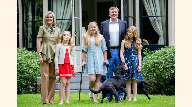 La familia real de los Países Bajos. La reina consorte Máxima de Holanda y su esposo, Guillermo Alejandro, pasan el verano junto a sus hijas, las princesas Alexia, Ariane y Amalia, con quienes disfrutan de unos idílicos días de relax en una villa que pose