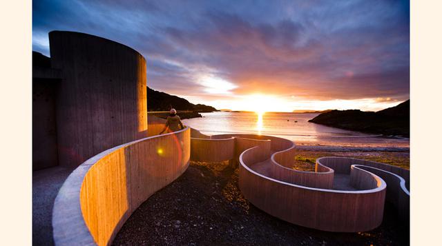 PARADOR DE SELVIKA, HAVØYSUND (NORUEGA). Un mirador a ras de suelo. El trazado ondulado de sus rampas ralentiza el camino a la playa. El proyecto del estudio noruego de Reiulf Ramstad fue terminado en 2012 e incluye un edificio con baño y una zona de picn