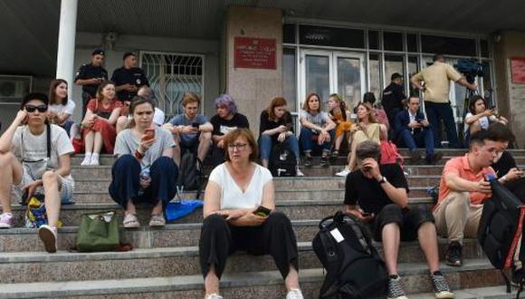 La directora general de Meduza, Galina Timchenko (centro), periodistas y simpatizantes se reúnen a las puertas del tribunal donde debía comparecer Ivan Golunov, el pasado 8 de junio en Moscú. (Foto: AFP)