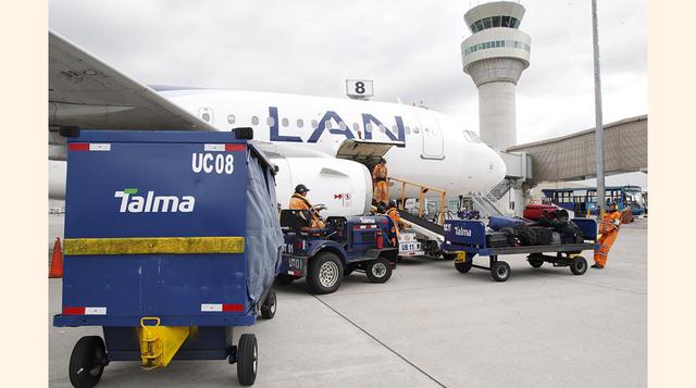FOTO 4 | Las maletas que llegan en bodega del avión son recogidas en vehículos y trasladadas hacia la banda de equipaje del aeropuerto. Las empresas cuentan con determinado espacio de tiempo para cumplir estas actividades.
