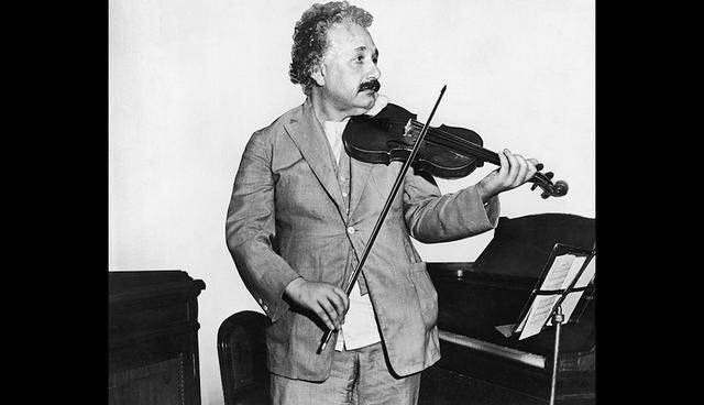 FOTO 8 | “Dos cosas son infinitas: el universo y la estupidez humana. Y no estoy seguro sobre la primera”
Albert Einstein (1879 – 1955) es conocido por haber chocado con el pensamiento general y la imaginación limitada tanto de otros colegas de profesión como del público.