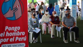 Centenares de personas participan en jornada de vacunación a adultos mayores de 70 años