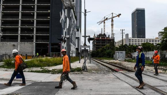 Trabajadores de la construcción en Miami, Florida, el 19 de enero de 2022. (CHANDAN KHANNA / AFP).