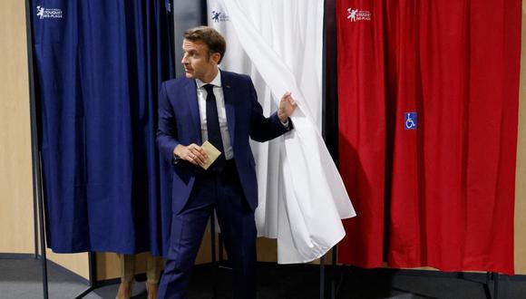 El presidente de Francia, Emmanuel Macron, sale de la cabina de votación para emitir su voto en las elecciones parlamentarias, el 12 de junio de 2022.
(Foto: Ludovic MARIN / POOL / AFP).