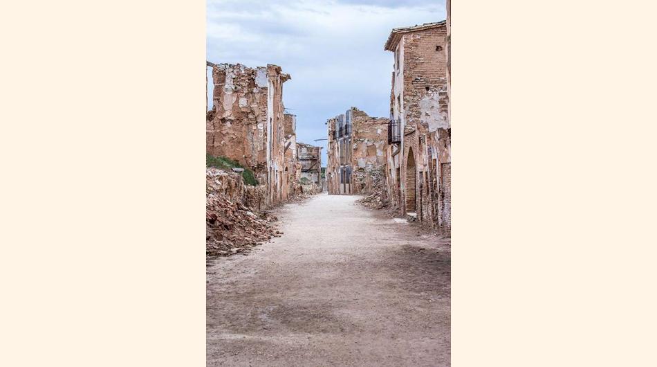 FOTO 1 | Belchite - España, numerosas son las ruinas de iglesias, conventos y viviendas que aún quedan en pie a modo de recordatorio de los estragos que causó la Guerra Civil en el país. Más de 10.000 turistas acuden a este lugar cada año atraídos.