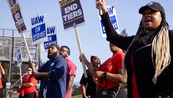 Miembros y simpatizantes de United Auto Workers (UAW) en un piquete frente a la planta de ensamblaje de Ford Motor Co. en Chicago, Illinois, EE.UU., el sábado 30 de setiembre de 2023. (Foto: Bloomberg)