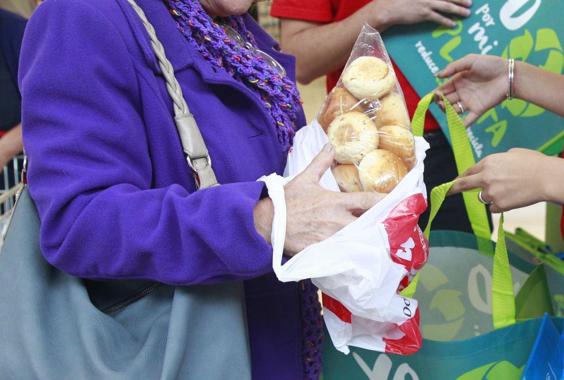 La obligación tributaria del impuesto se origina en el momento de la adquisición de las bolsas de plástico. (Foto: Andina)