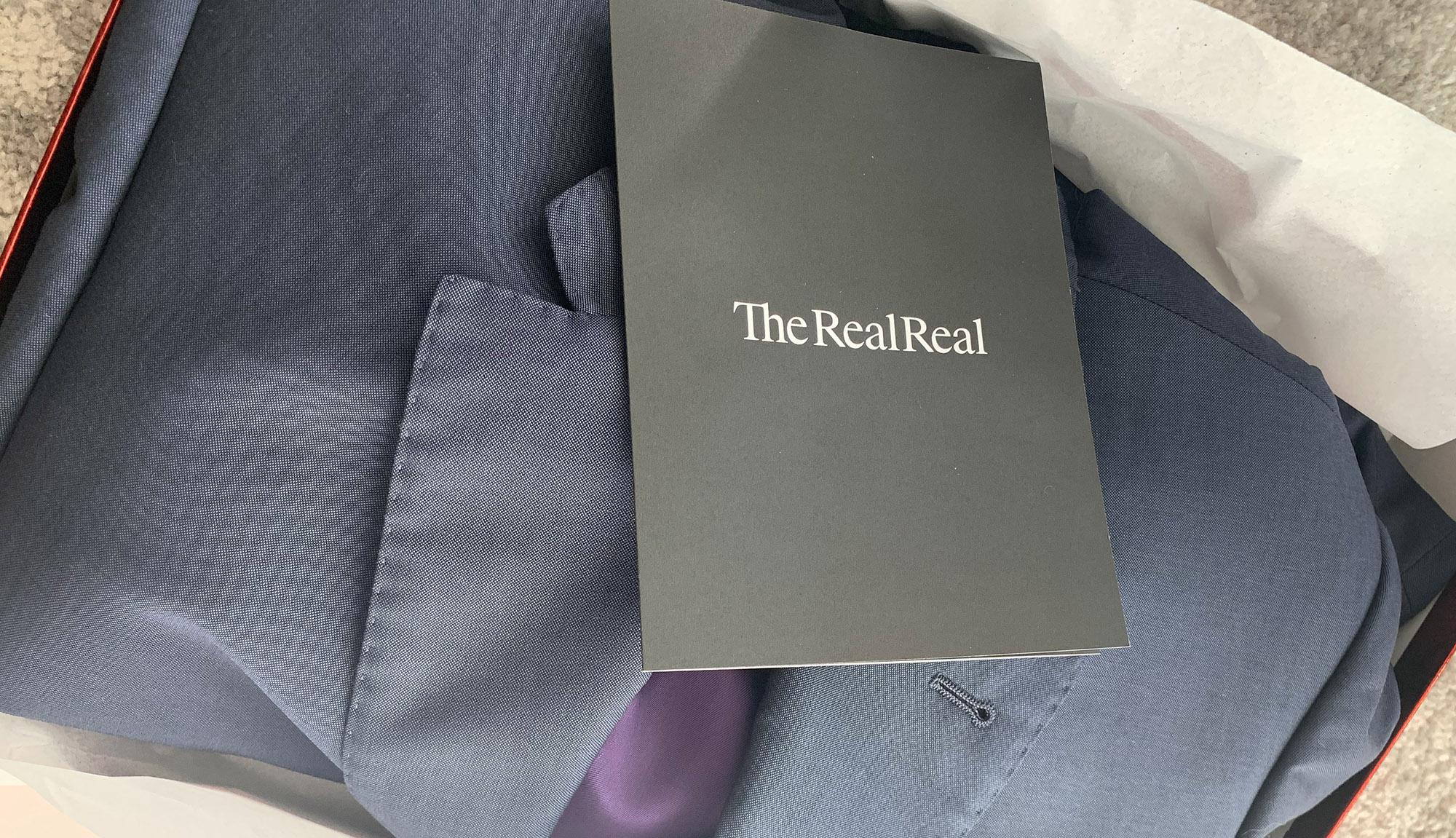 Algunos sitios web, como el líder de la industria ThredUP, se centran en marcas que los compradores pueden encontrar en los centros comerciales. Otros, como The RealReal y Poshmark, ofrecen etiquetas de diseñador de alta gama y piezas vintage, lo que generalmente significa que tienen al menos 20 años.