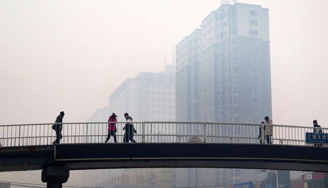 La agencia de noticias, AFP, sostuvo que varios sectores al noreste de China sufren picos alarmantes de contaminación atmosférica.(AFP)