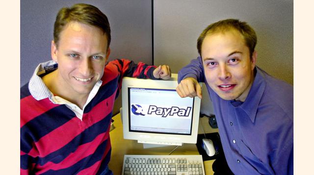 El mismo mes en que se trasladó a estas oficinas, Facebook obtuvo su primera financiación externa en una inversión de US$ 500,000 del famoso ex ejecutivo de PayPal Peter Thiel (izq.), aquí con su colega de PayPal y luego fundador de Tesla, Elon Musk.