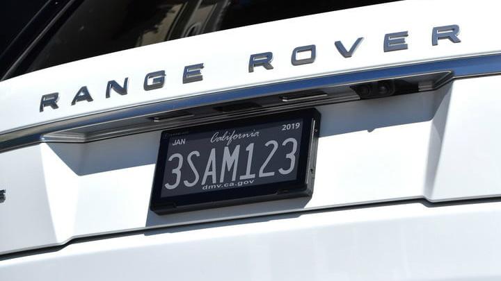 Las placas digitales están en su período de prueba en California.