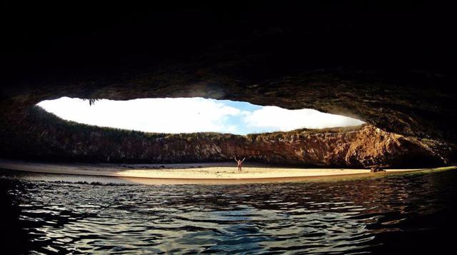 Escondida debajo de la superficie, &quot;Playa Escondida&quot; de las Islas Marieta es una playa secreta con aguas cristalinas a la que los viajeros pueden acceder ya sea nadando o haciendo canotaje a través de un largo túnel de agua. (Foto Business Insid