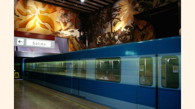 Estación Universidad de Chile, Santiago. Exhibe el amplio mural "Memoria Visual de la Nación", realizado por el pintor Mario Toral. (Foto: BBC)