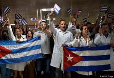 Primer grupo de médicos cubanos regresa desde Ecuador tras fin de convenios