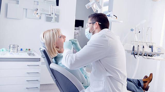 FOTO 4 | Dentista. Los candidatos deben tener un título universitario en pre odontología u otra carrera científica, para tener una buena puntuación en el Test de Prueba de Aceptación Dental y completar el grado en doctor en cirugía dental o medicina dental. Salario medio anual: US$ 129,968. (FOTO: ISTOCK)