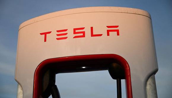 En esta foto de archivo tomada el 9 de agosto de 2022, el logotipo del vehículo eléctrico Tesla se muestra en una plataforma de carga en la ubicación del supercargador en Hawthorne, California. (Foto de Patrick T. FALLON / AFP)