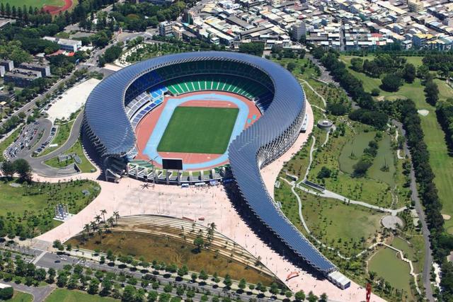 FOTO 1 | 1 Estadio Nacional de Kaohsiung. Taiwán. Se trata de una estructura abierta que guarda relación con la silueta de un dragón y fue diseñada por el arquitecto japonés Toyó Itó, quien planteó el uso de energía solar como fuente de energía para sus necesidades energéticas. Tiene capacidad para recibir a 55.000 espectadores y alberga los partidos de los equipos de la selección de fútbol de China Taipéi.