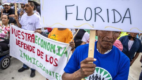Decenas de miembros de la comunidad migrante que trabaja en las zonas agrícolas del sur del Estado de Florida (EE.UU.). fueron registrados el sábado, 1 de julio, al protestar por la entrada en vigor de la ley antiinmigrante SB1718, en Homestead (Florida, EE.UU.)  (Foto: EFE)