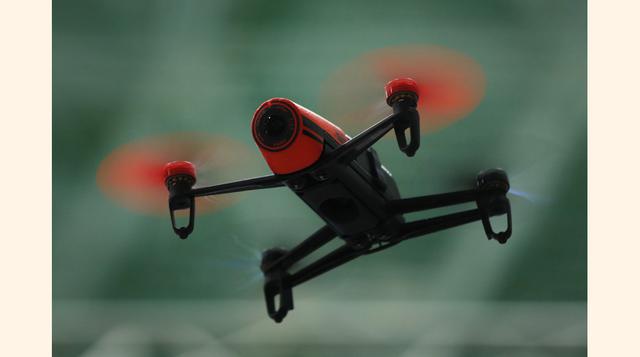 Al funcionar como una cámara voladora, el dron también es atractivo para los medios de comunicación, en especial para los noticiarios de televisión. Algunos medios los están usando para grabar las erupciones de volcanes (Islandia), para cubrir manifestaci