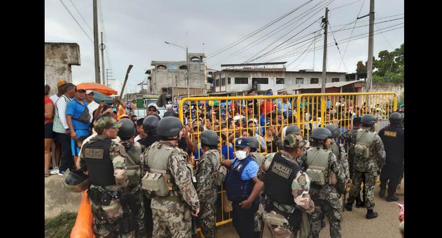 Tumbes: Policía y Ejército colocaron rejas alrededor de zona comercial de Aguas Verdes para controlar ingreso de comerciantes y compradores (Foto: Luigi Vignolo)
