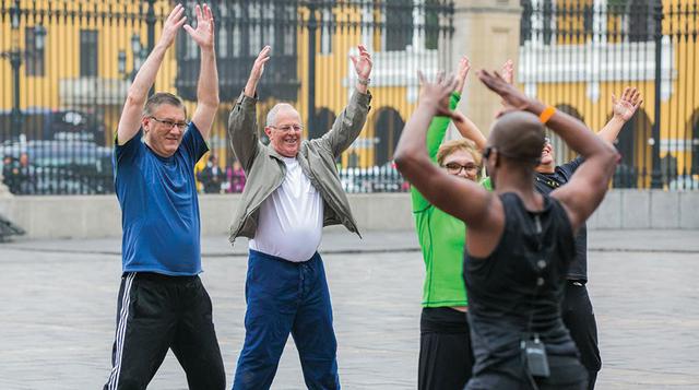 La rutina comenzó a las 09:00 a.m. y constó, principalmente, de ejercicios de estiramiento. La práctica matutina tomó por sorpresa a los medios de comunicación y a los peatones que pasaban por delante de Palacio de Gobierno.