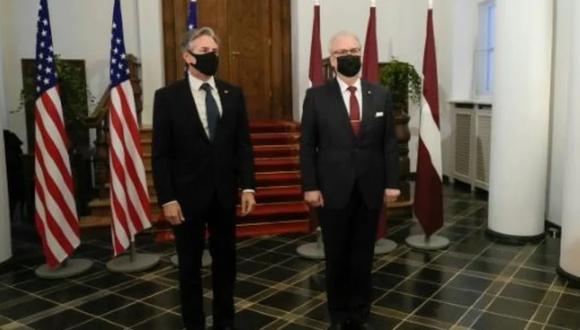 Antony Blinken (I) y el presidente letón, Egils Levits (D), posan para la foto el 30 de noviembre de 2021 en Riga, con motivo de la reunión de ministros de la OTAN. (Foto: AFP)