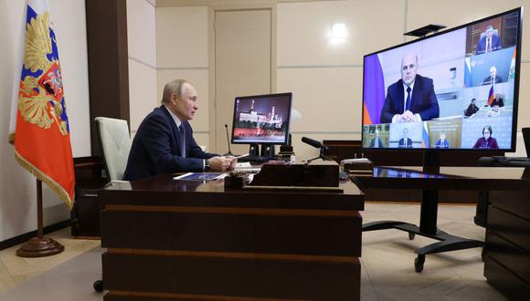 El presidente ruso Vladimir Putin preside una reunión sobre temas económicos a través de una videoconferencia en la residencia estatal Novo-Ogaryovo en las afueras de Moscú el 17 de enero de 2023. (Foto de Mikhail Klimentyev / SPUTNIK / AFP)