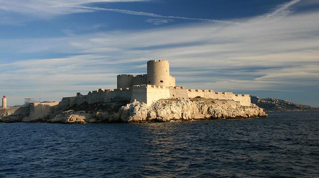 2) El castillo de If: Anualmente recibe 100. 000 visitantes. Esta fortaleza se hizo famosa por ser uno de los escenarios principales de la historia de “El Conde Montecristo” del novelista francés Alejandro Dumas.