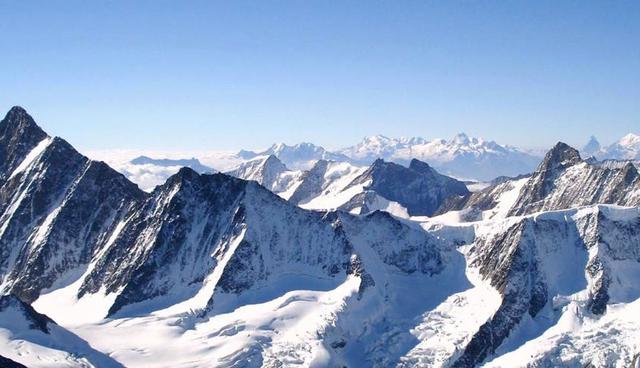 FOTO 1 | Miles de personas al año aprovechan la oportunidad y pagan más de US$500 la noche para alojarse en hoteles iglú excavados en montones de nieve y hielo en áreas de esquí de los Alpes. (Foto: Difusión)