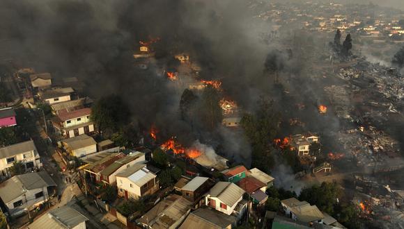 Vista aérea del incendio forestal que afecta los cerros de la ciudad de Viña del Mar en el sector de Las Pataguas, Chile, tomada el 3 de febrero de 2024. (Foto: AFP)