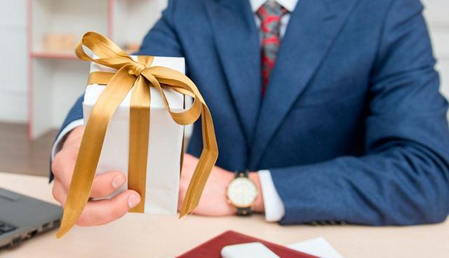 FOTO 11 | 11. No te olvides de los extras
A todo el mundo le gustan las sorpresas o los regalos. Viernes de Bagels o lavandería gratis pueden ser algunos de los beneficios que ofrezcas, que aunque no tienen un costo muy elevado, sí aumentan la satisfacción general y la retención de tus empleados.