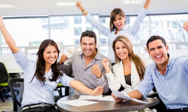 FOTO 3 | Al elegir un nuevo trabajo, considere que tan importante como el salario es la estabilidad que este le ofrece, las oportunidades de desarrollo, la gente con la que va a trabajar, las exigencias del puesto y la flexibilidad horaria (especialmente importante si tiene familia a tu cargo).