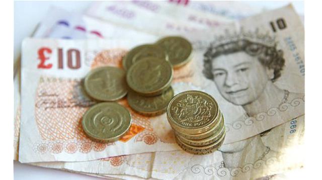 Libra esterlina. La libra esterlina británica procede del latín 'pondus', que significa peso. Según Oxford Words, la palabra 'stearling' podría tener su origen en el inglés medio, desde finales del siglo XI hasta finales del siglo XV, 