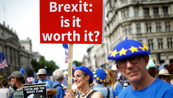 Una mujer sostiene un cartel que cuestiona si el Brexit realmente vale la pena, durante una manifestación en Londres. (Foto: Reuters)