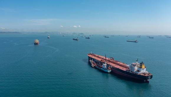 Buques de carga esperan cruzar el Canal de Panamá el 1 de septiembre.