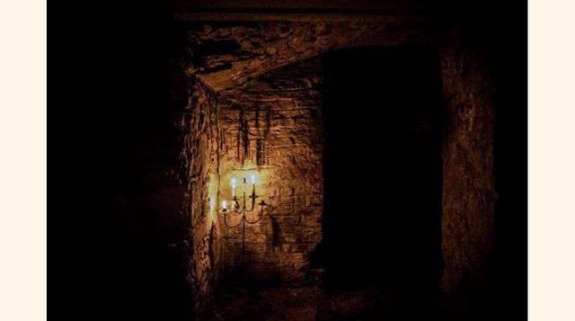 La ciudad subterránea bajo El South Bridge de Edimburgo – Escocia, Las Edinburgh Vaults o South Bridge Vaults son un conjunto de 120 criptas y pasillos subterráneos construidos en el siglo XVIII en los 19 arcos del puente de South Bridge. Durante décadas,