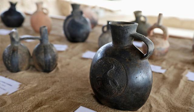 FOTO 8 | Algunas de las cerámicas están casi intactas y permiten observar con detalle la alfarería de Túcume, una fusión de arte lambayecano y Chimú, con jarros característicos por llevar en sus boquillas representaciones de cabezas, ya sea de hombres o de animales como el murciélago. (Foto: Reuters)