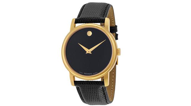 14. Movado: Museum, reloj con correa de cuero negro y dial negro. Precio: $239.99, disponible en Jomashop.